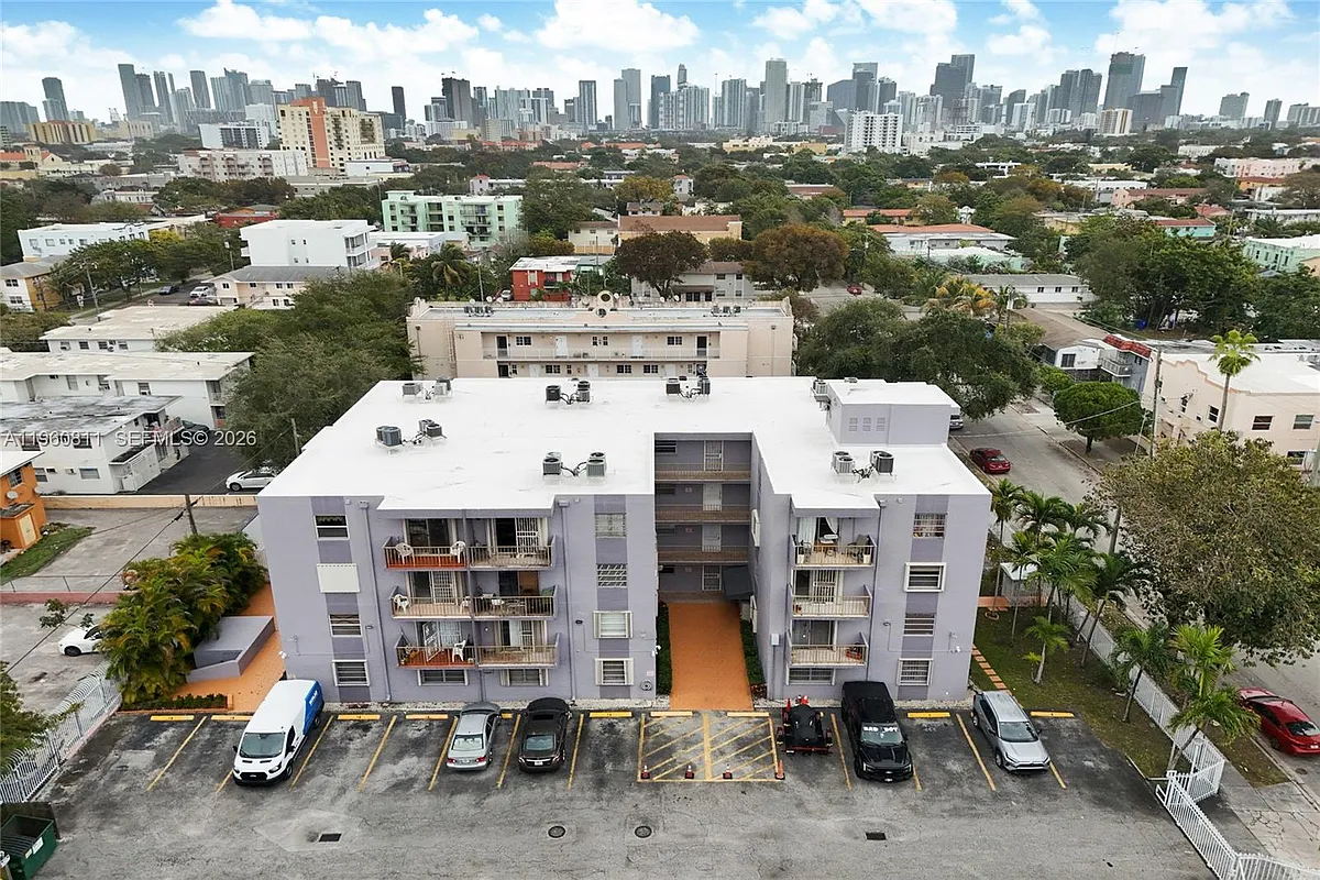 Building Photo - 1661 SW 3rd St #25