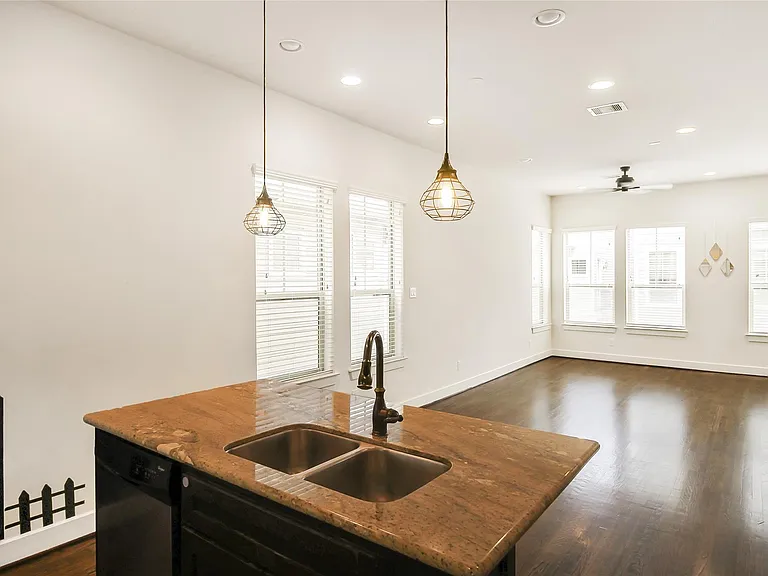2431 Charleston St #C — Photo 19