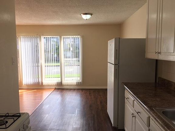 3rd image of 4905 Pinafore St #1