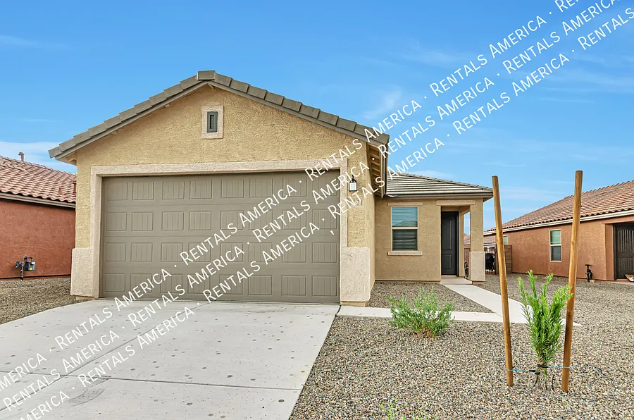 Delightful newer home with neutral color palette — Photo 2