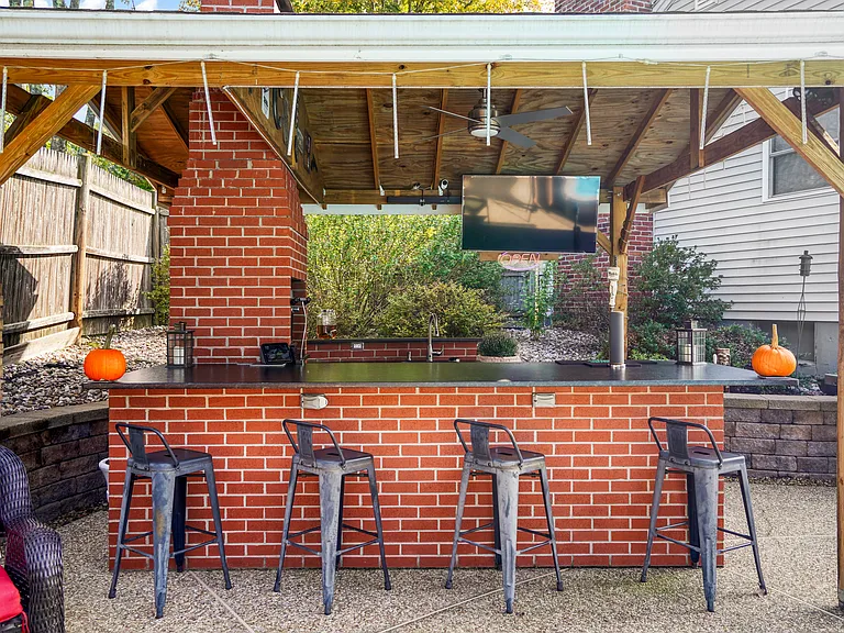 18 E Derry Rd — Photo 8