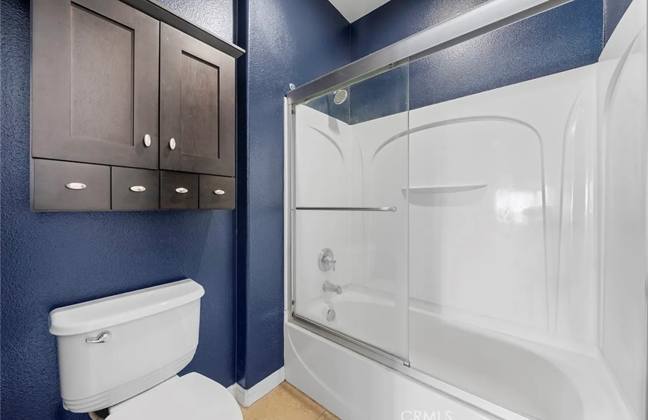6 bed, 4868 sqft, $850 — Photo 3