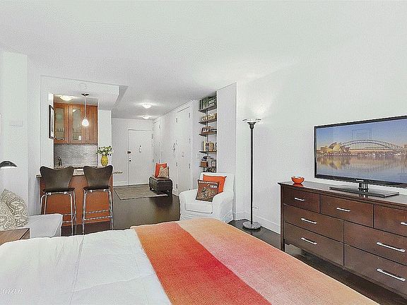 3rd image of 16 W 16th St APT 11KS