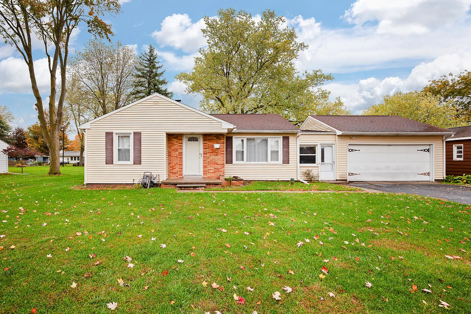 2741 Sharon Dr photo 1