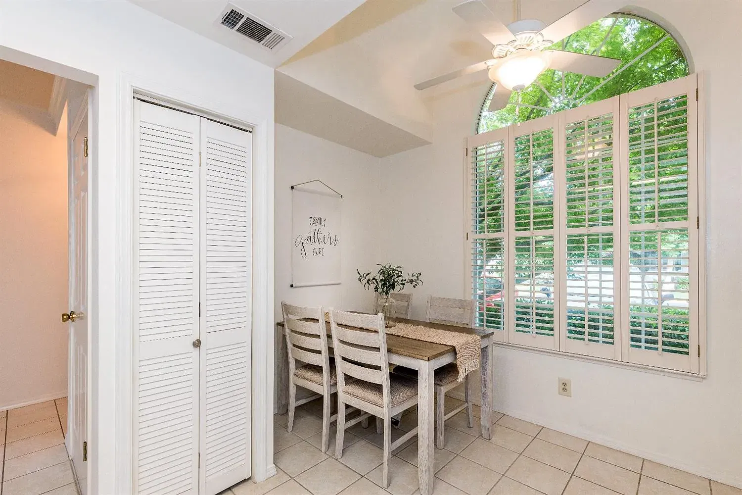 9128 N Stoneridge Ln — Photo 2
