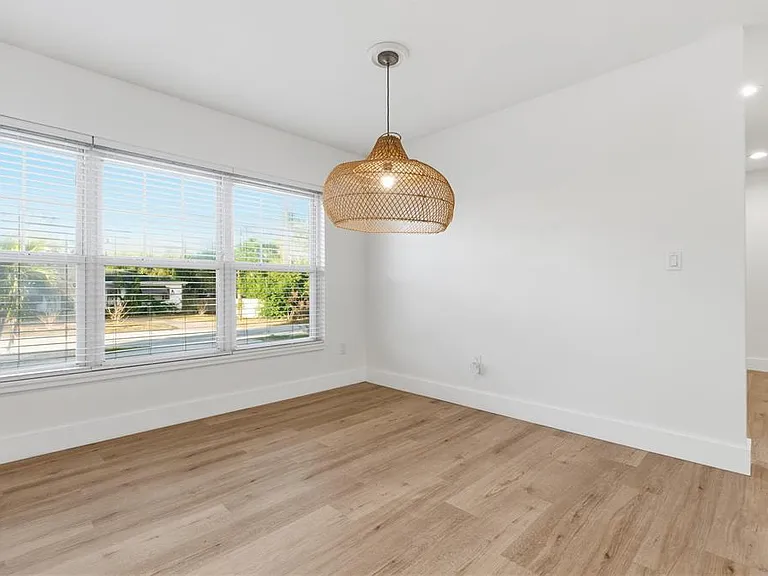 327 Sunny Ln — Photo 11