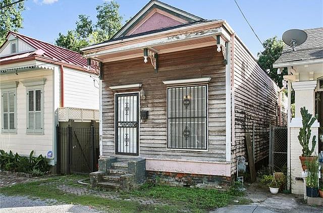 1st image of 2418 Barracks St