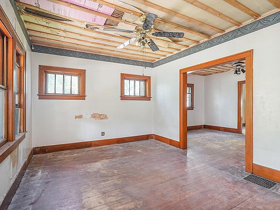 4th image of 2020 Coit Ave NE