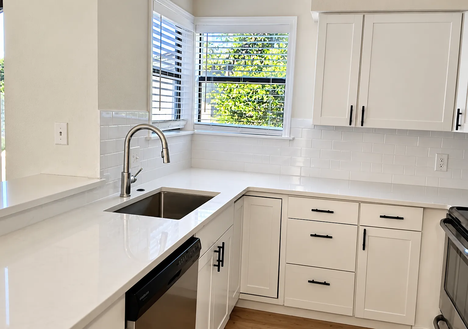 Beautiful 1/1 Wood Floor Condo for rent with Serene trees view from your screened balcony. — Photo 3