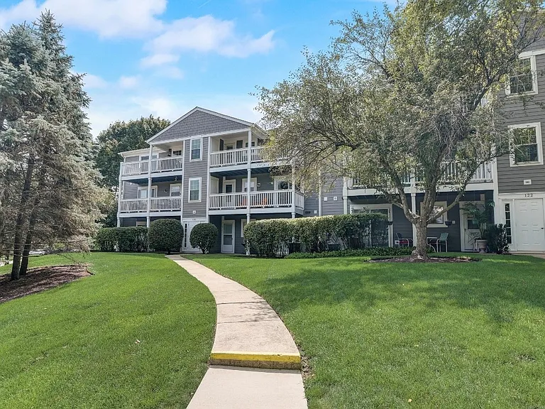 120 E Winchester Rd — Photo 24