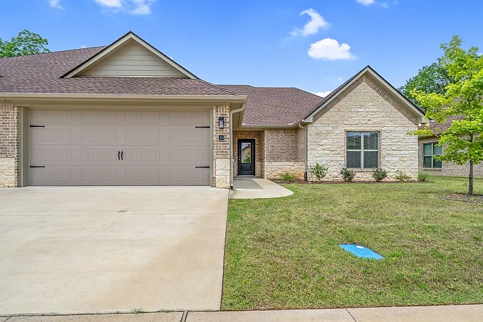 3 bed, 2.0 bath, 1302 sqft, $2,000 — Photo 2