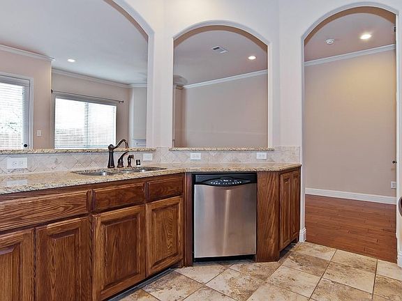 3rd image of 2214 Kirby St #2214