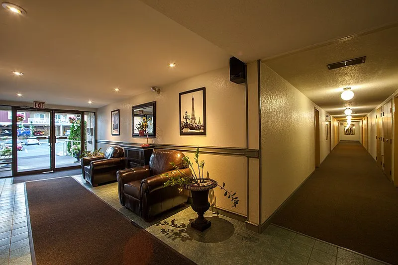 Country Club Manor — Photo 4