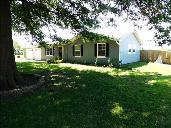 1018 Rawlins Dr, Holden, MO 64040