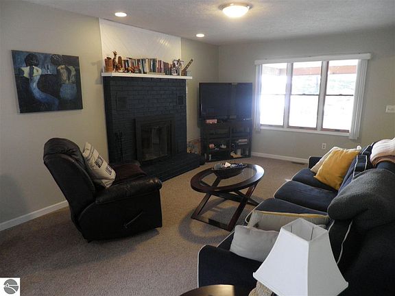 3rd image of 752 Lake Dr NE