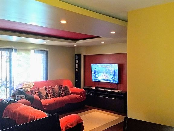 3rd image of 1044 Dearborn Dr