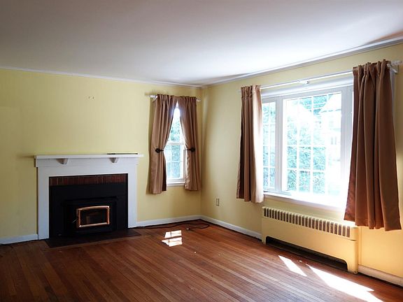 3rd image of 136 East St