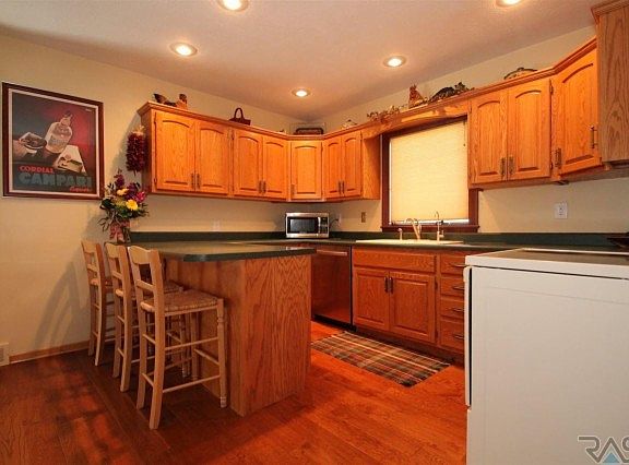 3rd image of 47575 271st St