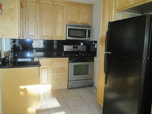 3rd image of 23 Dongan Hills Ave