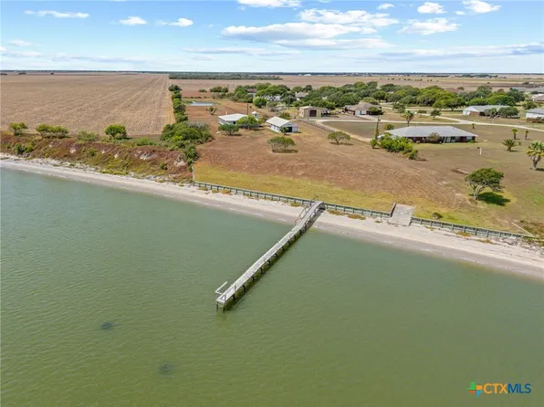 96 E Meadowlark Dr, Port Lavaca, TX 77979