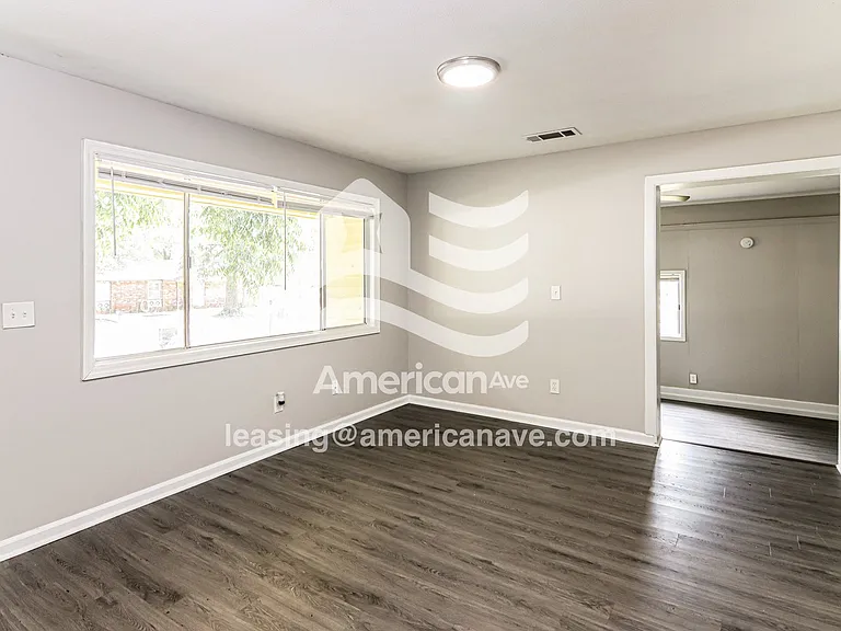 896733_002_living_room_2.jpg