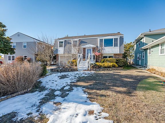 4th image of 24 Sweetwater Ct