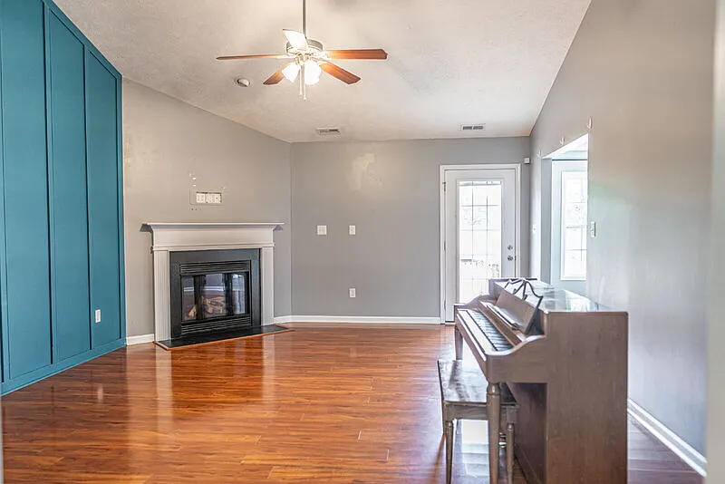 4 bed, 2.0 bath, 1752 sqft, $2,100 — Photo 4