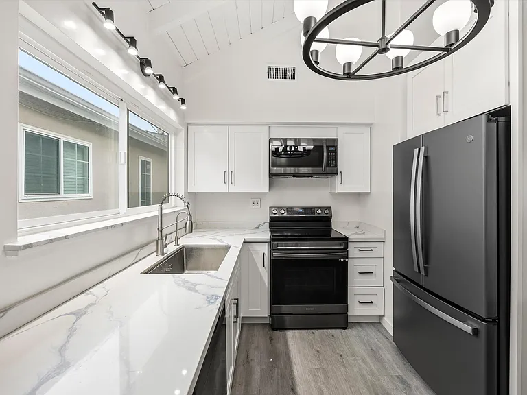 211 Cypress St #1/2 — Photo 11