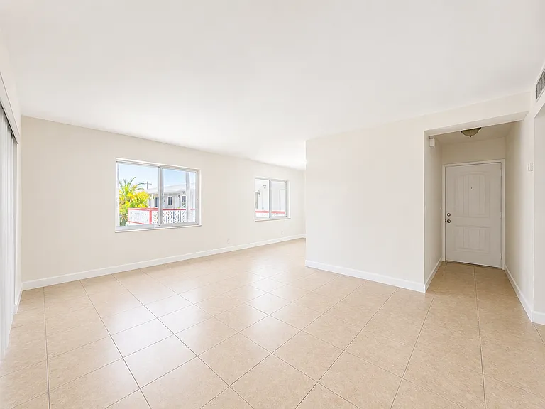Santa Monica Apartments — Photo 12