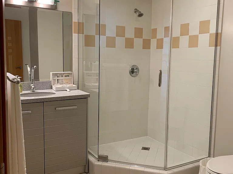 Suite 27 - Premium Split-Level Loft