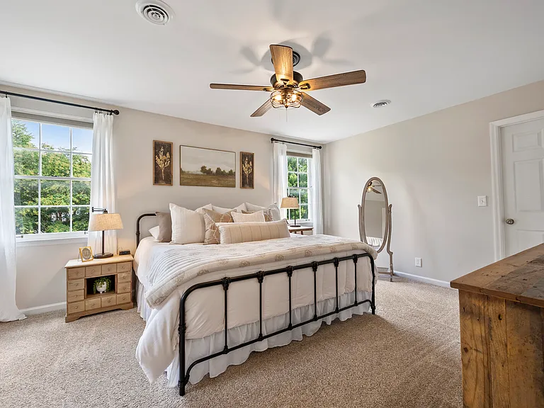 2215 Creekside Ln — Photo 2