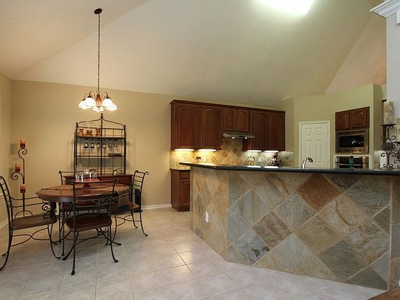 Breakfast room / wrap-around breakfast bar 