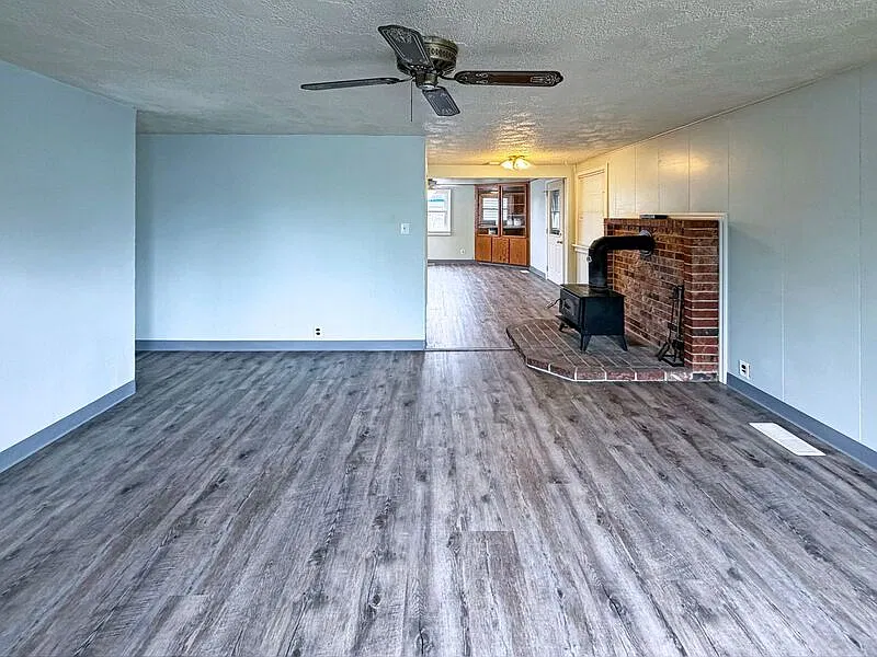 3 bed, 1.0 bath, 1200 sqft, $2,100 — Photo 2