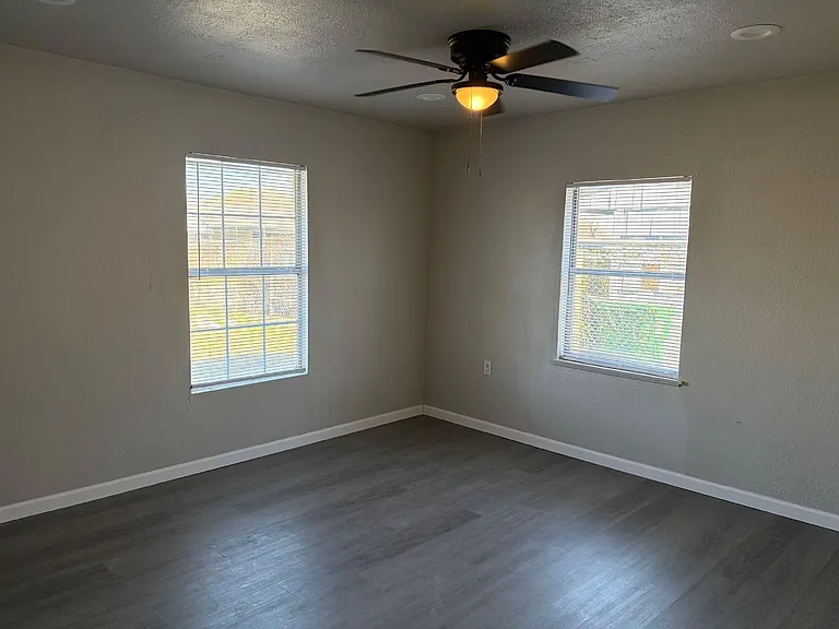 5406 Lyndhurst Dr — Photo 13