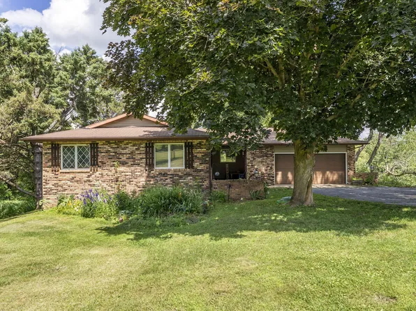 1875 Stagecoach Ln, Muscatine, IA 52761