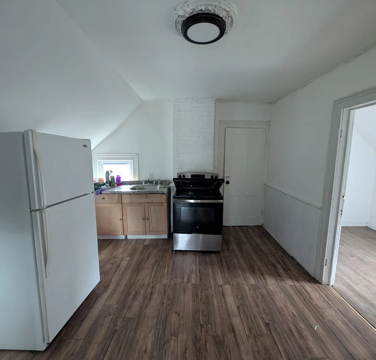 2 bed, 900 sqft, $1,050 — Photo 2