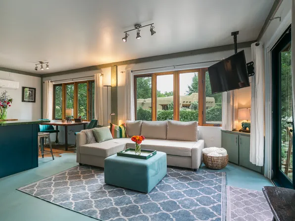402 Trujillo Ln, Taos, NM 87571