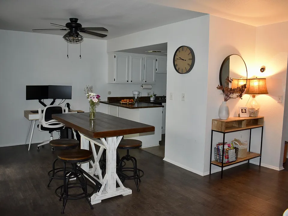 8565 Independence Ave #4