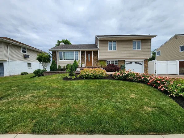 22 Gates Ave, Plainview, NY 11803