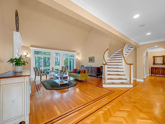 5th image of 4 Andover Country Club Ln