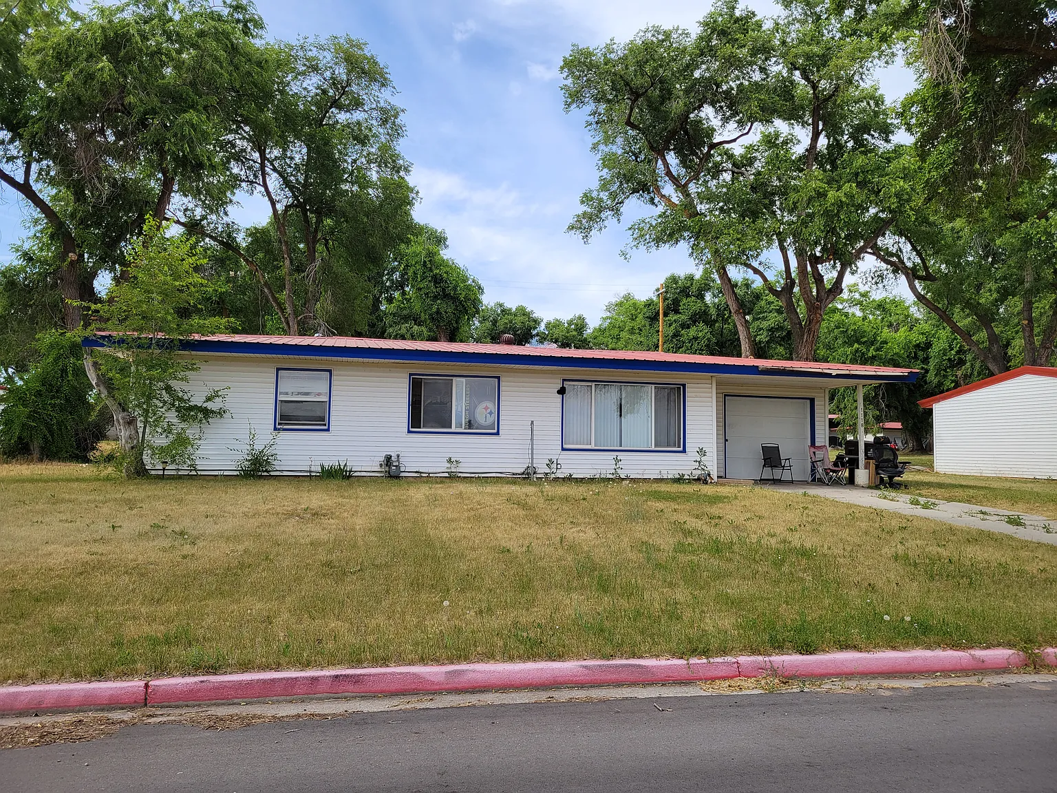 3 bed, 1000 sqft, $1,600 — Photo 1