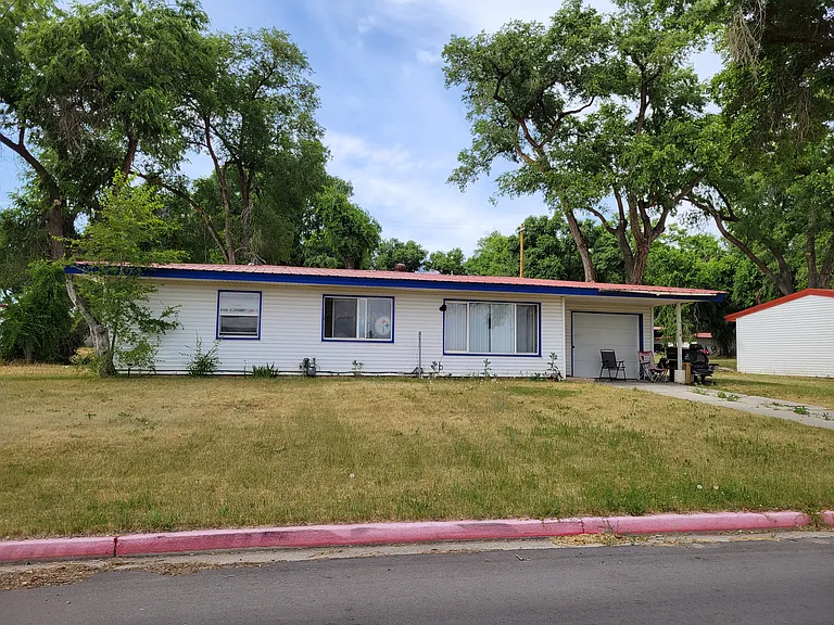 1118 W Farr Ave — Photo 1
