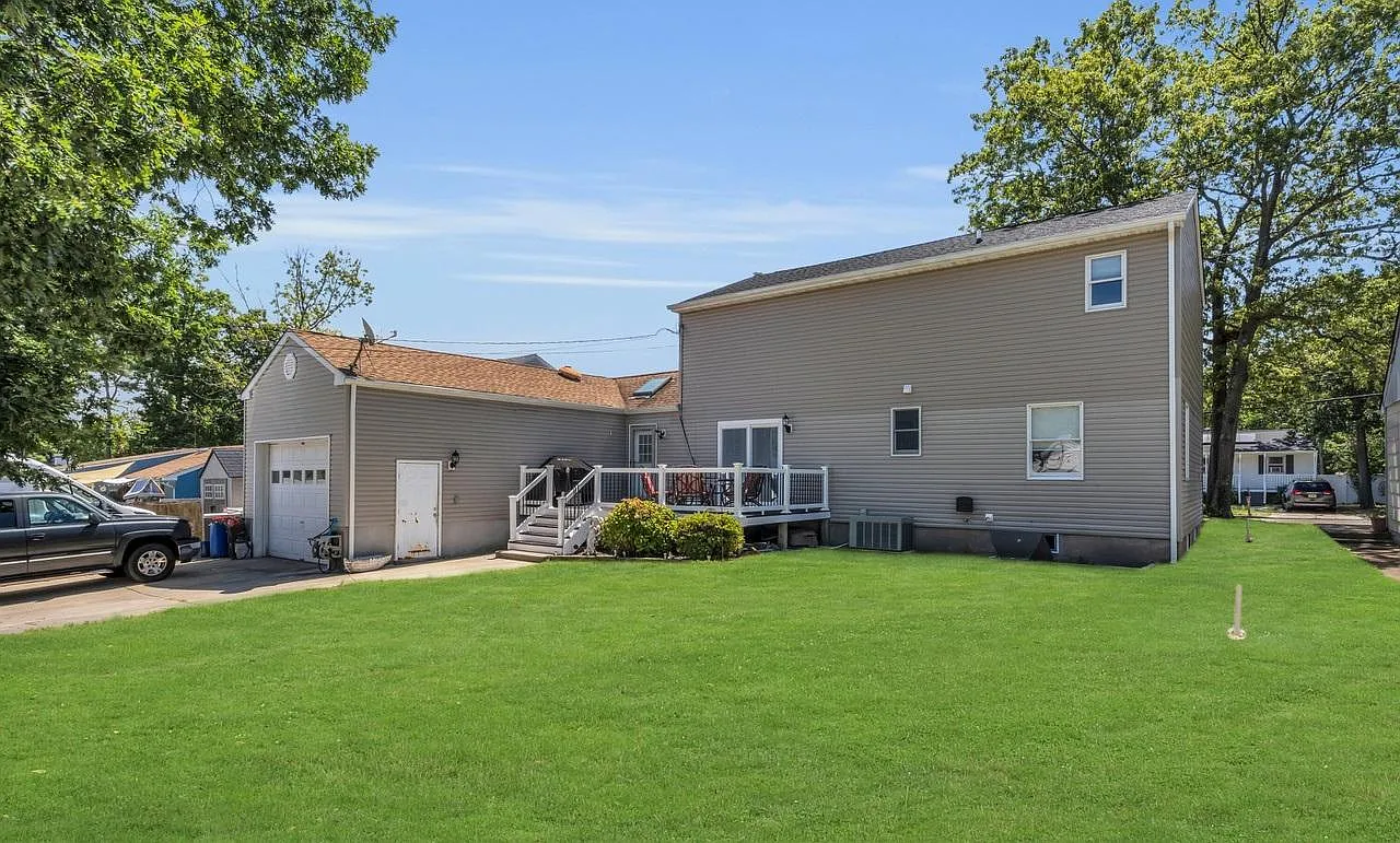 4 bed, 2400 sqft, $3,400 — Photo 2