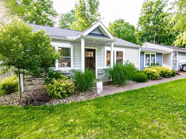 1557 Hazel Ave — Photo 3