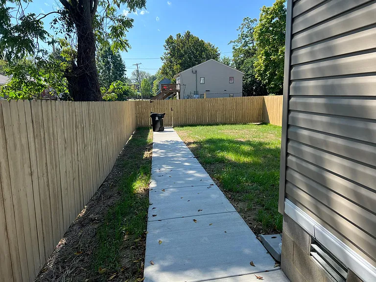 716 E Burnett Ave — Photo 9