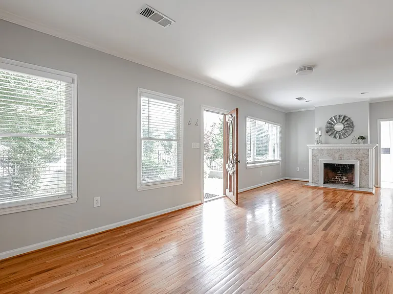 507 Boulevard Pl NE — Photo 2