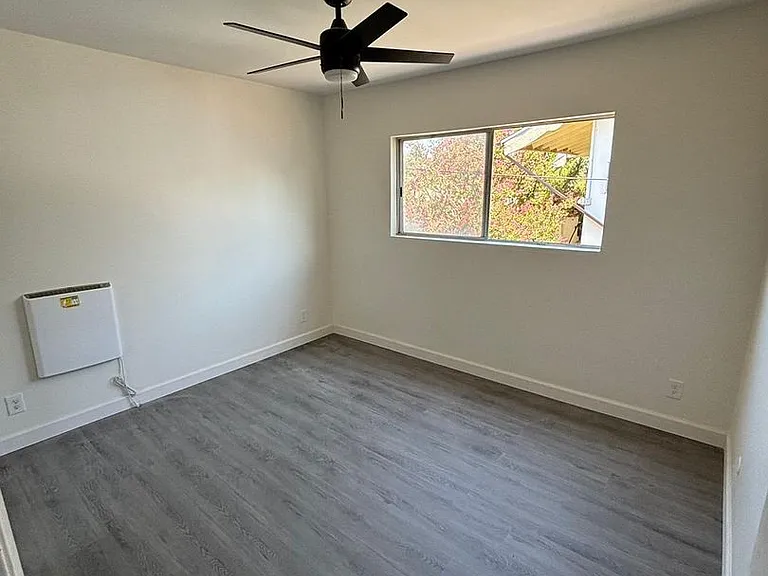 Canoga Variel Apartments- Canoga Park, CA — Photo 32