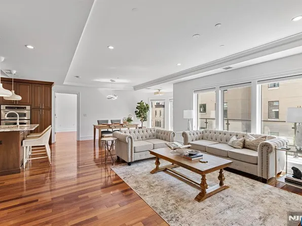32 Eton Row, Weehawken, NJ 07086