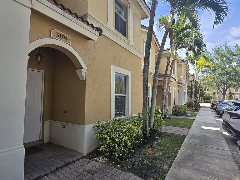 3194 SW 128th Ter #143 — Photo 2