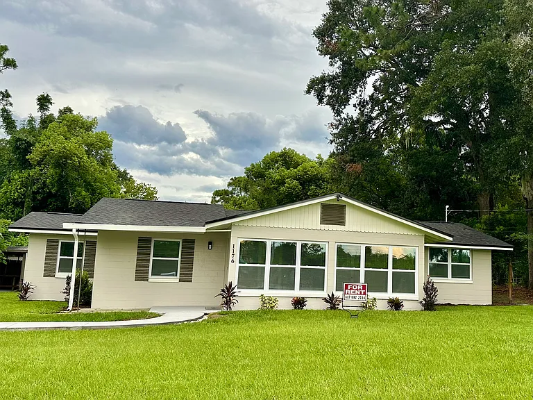 1176 Lake View Dr — Photo 1